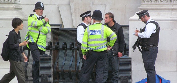 Policia-UK-zatykanie-DAVID-HOLT